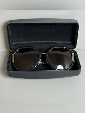 Oversized Geometric Octagonal Sunglasses – Black with Gold Ribbed Accents
